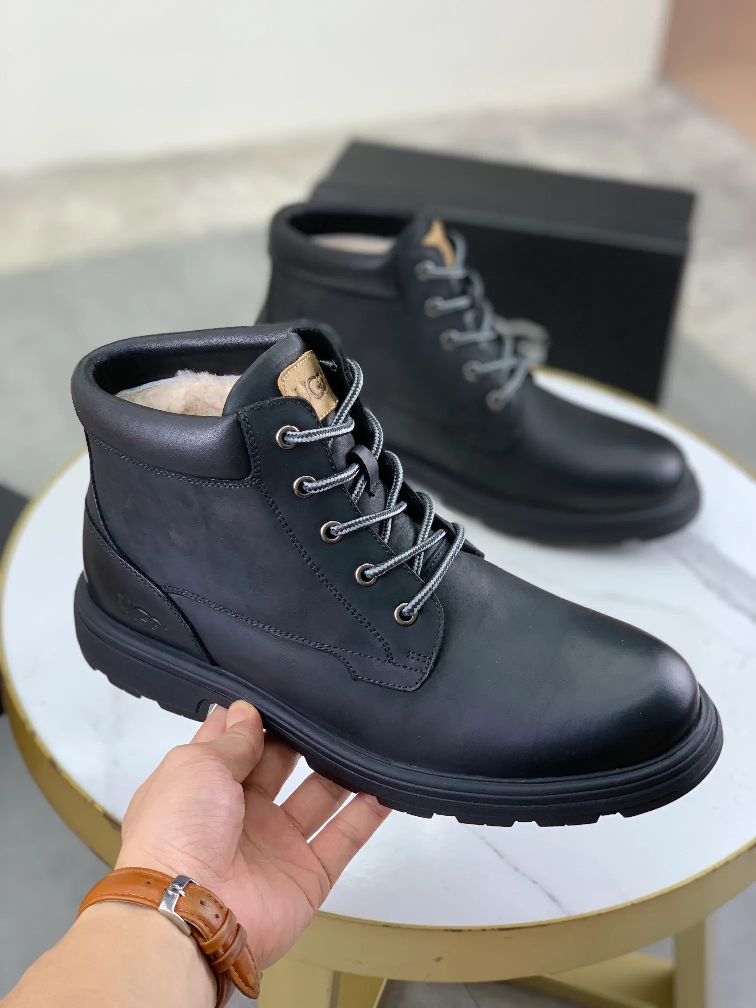 Factory price P640 💶[UGG] (full wool lining) Top-end high-quality fur integrated warm snow boots from Australia's warm luxury men's shoes brand, UGG-5877 official website synchronized, made of imported cowhide, carefully sewn...Imported rubber outsole (comfortable, soft, wear-resistant) The quality is really great...Exquisite workmanship, you can't put it down at first sight, code number: 39-44 Color: 3️⃣colors available